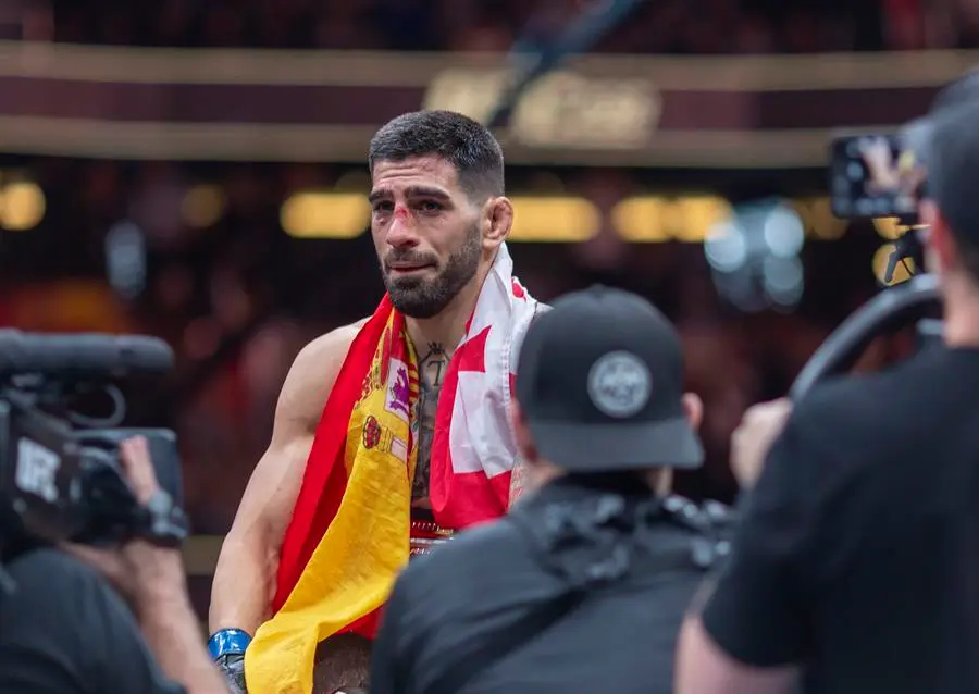 El luchador hispanogeorgiano Ilia Topuria celebra su victoria contra el australiano Alexander Volkanovski, durante un combate del UFC298 celebrado el s&aacute;bado en el pabell&oacute;n Honda Center de la ciudad de Anaheim (California, EE.UU.). Topuria se proclam&oacute; este s&aacute;bado campe&oacute;n mundial de UFC en la categor&iacute;a de peso pluma tras arrebatar dicho t&iacute;tulo a Volkanovski gracias a un KO en el segundo asalto. EFE/Armando Arorizo