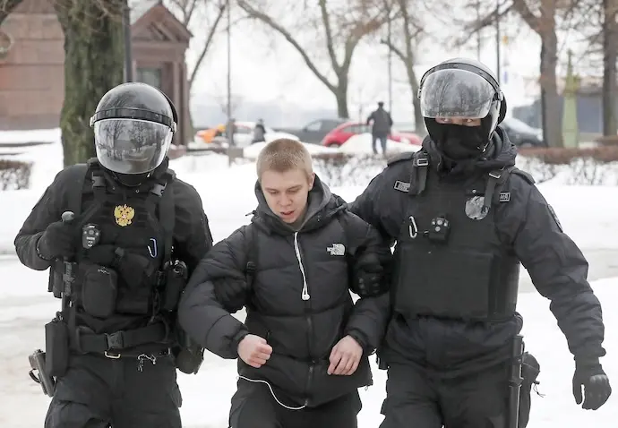 St. Petersburg (Russian Federation), 17/02/2024.- Police officers detain participants of a civil memorial service to Russian late opposition leader Alexei Navalny near the memorial to political prisoners in St. Petersburg, Russia, 17 February 2024. Russian opposition leader and outspoken Kremlin critic Alexei Navalny has died aged 47 in a penal colony, the Federal Penitentiary Service of the Yamalo-Nenets Autonomous District announced on 16 February 2024. A prison service statement said that Navalny 'felt unwell' after a walk on 16 February, and it was investigating the causes of his death. In late 2023 Navalny was transferred to an Arctic penal colony considered one of the harshest prisons. (Rusia, San Petersburgo) EFE/EPA/ANATOLY MALTSEV