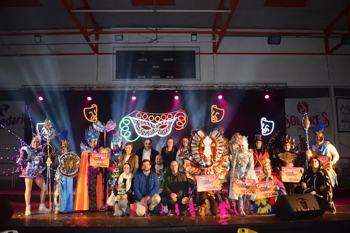 Foto de familia de los ganadores en el carnaval de Renedo. / aee