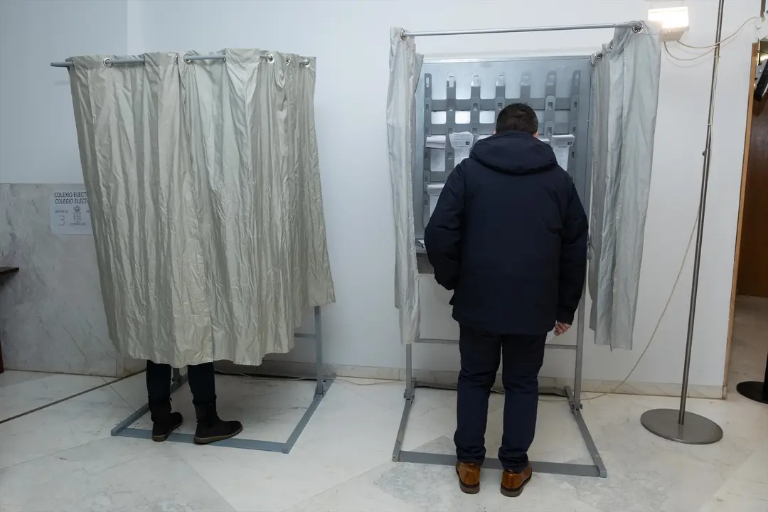 Un hombre ejerce su derecho a voto, en el Centro Galego de Arte Contempor&aacute;neo (CGAC). EP / C&eacute;sar Arxina