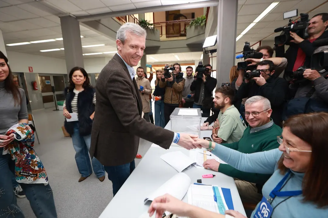 El presidente de la Xunta y candidato del Partido Popular a la reelecci&oacute;n, Alfonso Rueda, ejerce su derecho a voto. EP / Beatriz Ciscar