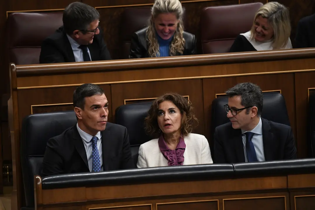(I-D) El presidente del Gobierno, Pedro S&aacute;nchez; la vicepresidenta primera del Gobierno y ministra de Hacienda, Mar&iacute;a Jes&uacute;s Montero y el ministro de la Presidencia, Relaciones con las Cortes y Justicia, F&eacute;lix Bola&ntilde;os. EP / Fernando S&aacute;nchez / Archivo