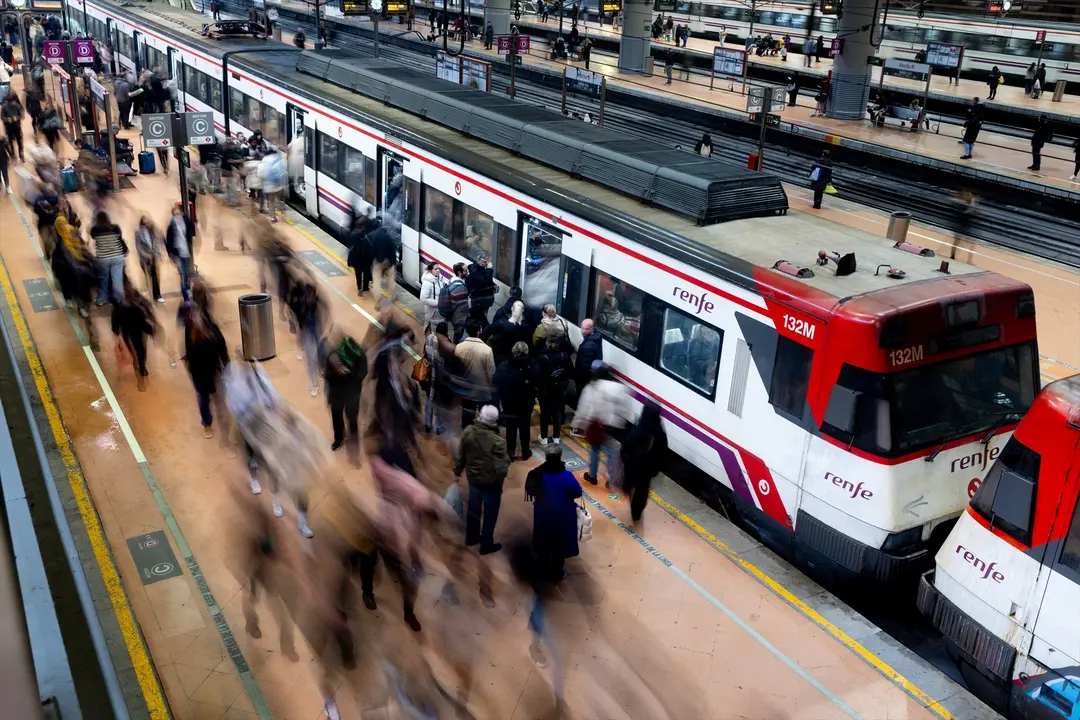 Decenas de personas en una estaci&oacute;n de tren. EP / Eduardo Parra / Archivo