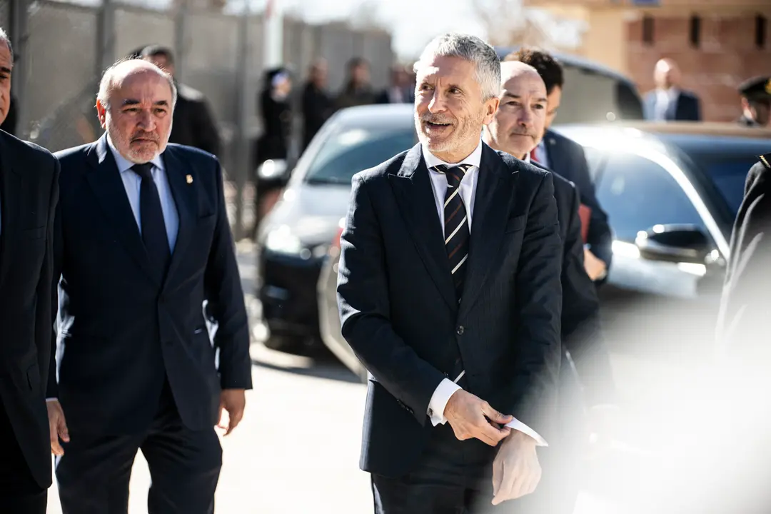 El ministro del Interior, Fernando Grande Marlaska (c), a su llegada a la inauguraci&oacute;n de la comisar&iacute;a de Polic&iacute;a Nacional en Calatayud. EP / Marcos Cebri&aacute;n