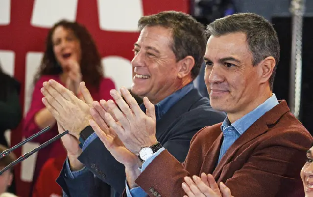 El excandidato del PSdeG a la Presidencia de la Xunta, Jos&eacute; Ram&oacute;n G&oacute;mez Besteiro (i), y el secretario general del PSOE y presidente del Gobierno, Pedro S&aacute;nchez (2i). /  Rosa Veiga