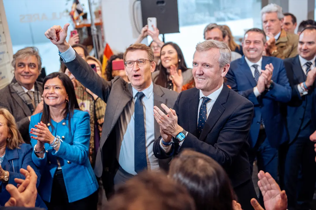 Aplaudos al presidente del PP, Alberto N&uacute;&ntilde;ez Feij&oacute;o (2i), y al presidente de la Xunta en funciones y l&iacute;der del PPdeG, Alfonso Rueda (1d), en la reuni&oacute;n del Comit&eacute; Ejecutivo Nacional del PP. EP / Gabriel Luengas