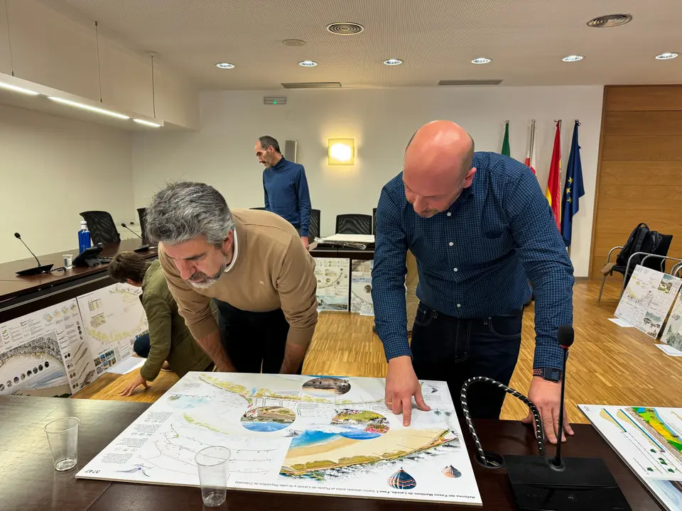 Cinco proyectos finalistas optan a rehabilitar el Paseo Mar&iacute;timo de Laredo. / Laredo
