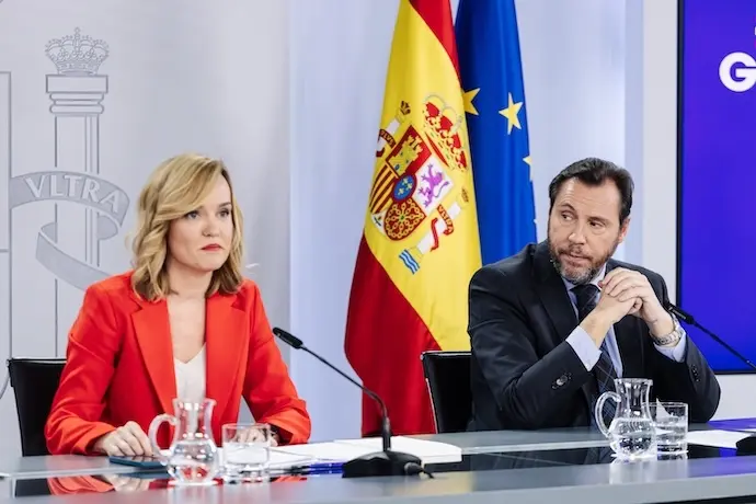 La ministra de Educaci&oacute;n, Formaci&oacute;n Profesional y Deporte, Pilar Alegr&iacute;a y el ministro de Transportes y Movilidad Sostenible, &Oacute;scar Puente, durante una rueda de prensa posterior a la reuni&oacute;n del Consejo de Ministros, en el Palacio de la Moncloa, a 20 de diciembre de 2024, en Madrid (Espa&ntilde;a). El Gobierno ha ratificado en la sesi&oacute;n de Consejo de Ministros de hoy, el nombramiento del expresidente de la Generalitat valenciana, Ximo Puig, como embajador ante la Organizaci&oacute;n para la Cooperaci&oacute;n y Desarrollo Econ&oacute;micos (OCDE) en Par&iacute;s. Adem&aacute;s, se ha aprobado la Comisi&oacute;n Nacional de la Energ&iacute;a (CNE) para recuperar el regulador que se disolvi&oacute; hace a&ntilde;os, cuando todas las funciones quedaron en manos de la Comisi&oacute;n Nacional de los Mercados y la Competencia (CNMC).
20 FEBRERO 2024;CONSEJO DE MINISTROS;OCDE: XIMO PUIG
Carlos Luj&aacute;n / Europa Press
20/2/2024