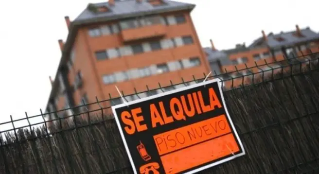 El cartel de una vivienda en alquiler. EP