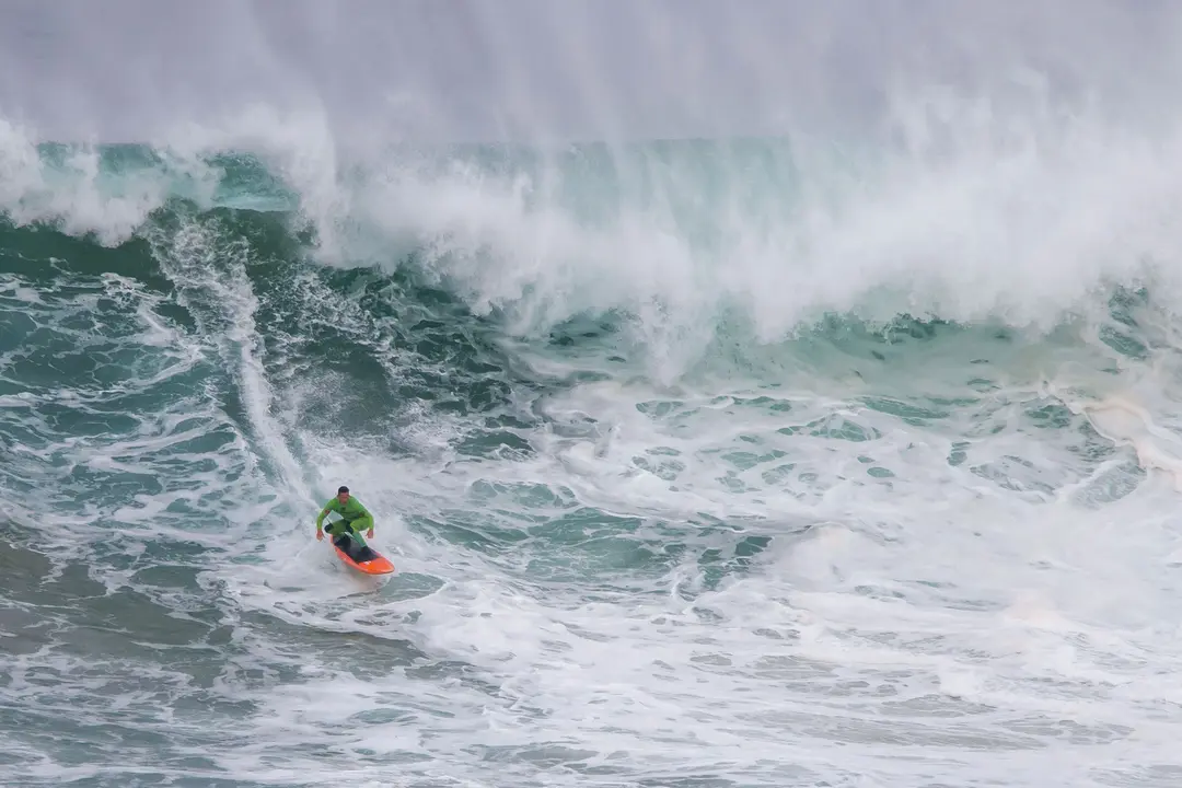La competici&oacute;n de surf de grandes olas, que se celebra todos los a&ntilde;os en Santander, la conocida como "Vaca Gigante. Ignacio Echevarr&iacute;a". / Pedro Puente Hoyos