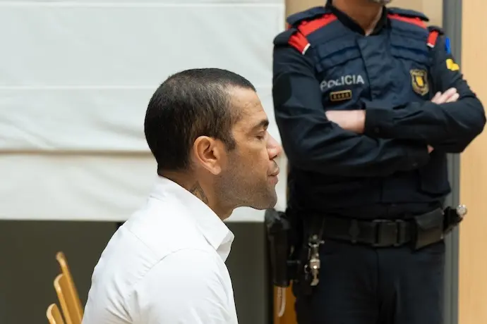 El exfutbolista Dani Alves durante un juicio en la Audiencia de Barcelona, a 5 de febrero de 2024, en Barcelona, Catalunya (Espa&ntilde;a). Alves est&aacute; acusado de agresi&oacute;n sexual a una chica en un ba&ntilde;o de la discoteca Sutton de la capital catalana la noche del 30 al 31 de diciembre de 2022. Denunciado por la joven de 23 a&ntilde;os, se sienta en el banquillo de la Audiencia de Barcelona y se enfrenta a una petici&oacute;n de c&aacute;rcel de nueve a&ntilde;os de la Fiscal&iacute;a, que la defensa de la v&iacute;ctima eleva hasta los 12. Tras un a&ntilde;o y 15 d&iacute;as en prisi&oacute;n preventiva en Brians, el brasile&ntilde;o llega despu&eacute;s de haber cambiado hasta cinco veces de versi&oacute;n.
05 FEBRERO 2024;AUDIENCIA BARCELONA;AGRESI&Oacute;N SEXUAL;JUICIO;FUTBOLISTA;FB BARCELONA;ABUSOS;AGRESI&Oacute;N SEXUAL;PRISI&Oacute;N;JUICIO
EUROPA PRESS/D.Zorrakino. POOL / Europa Press
05/2/2024