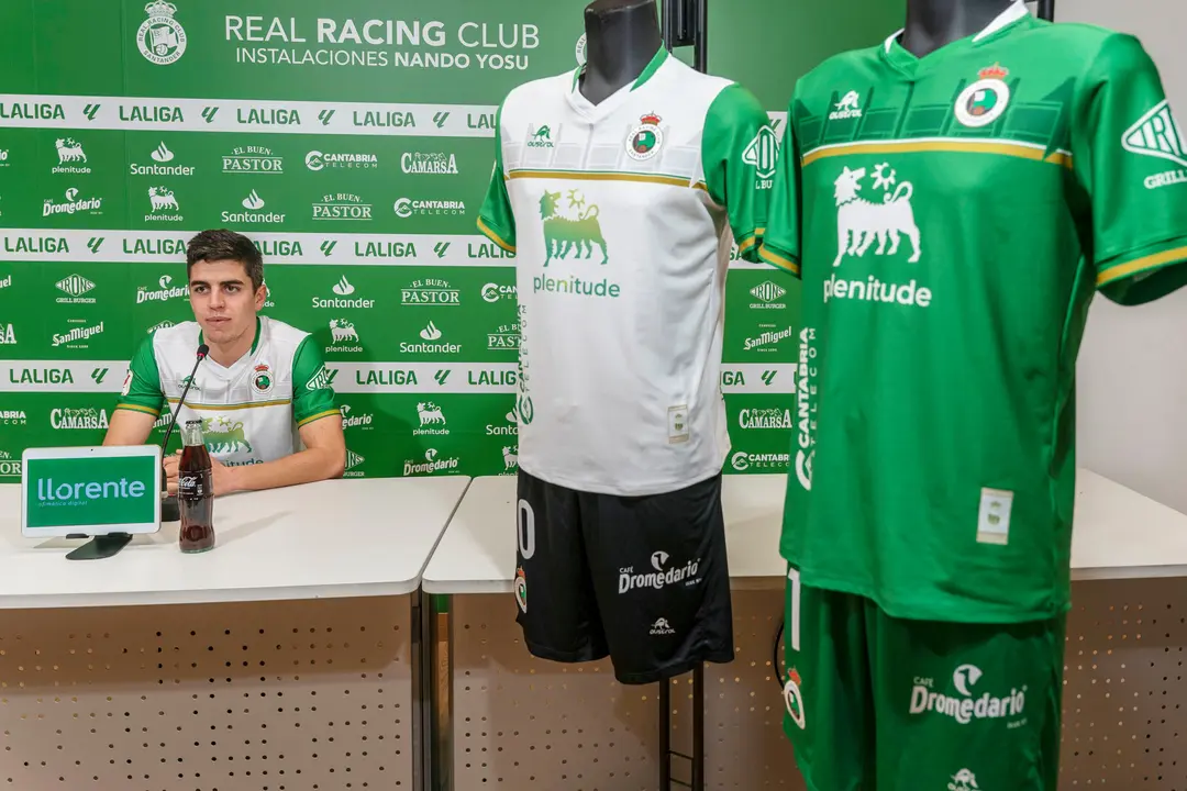 El capit&aacute;n del primer equipo del Racing de Santander &Iacute;&ntilde;igo presenta las camisetas conmemorativas por el 111 aniversario del club. / Rom&aacute;n G. Aguilera