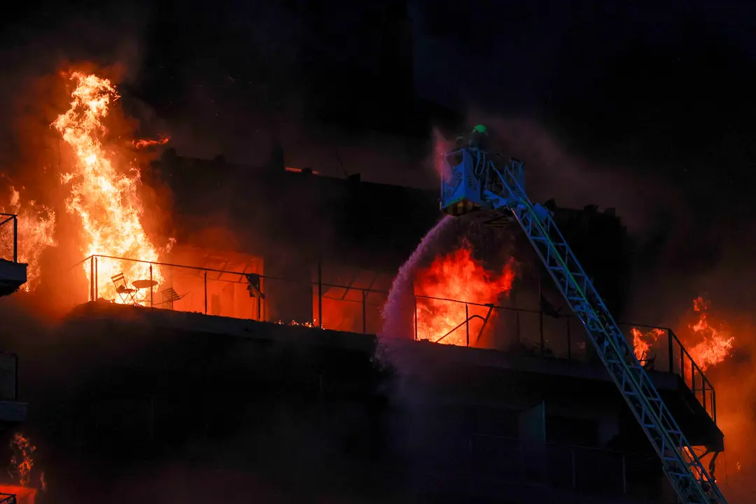Los Bomberos trabajan en el incendio declarado sobre las cinco y media de esta tarde. / Manuel Bruque