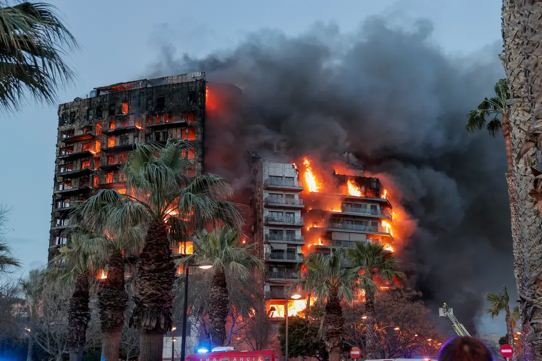 Im&aacute;genes del incendio del edificio. / EP