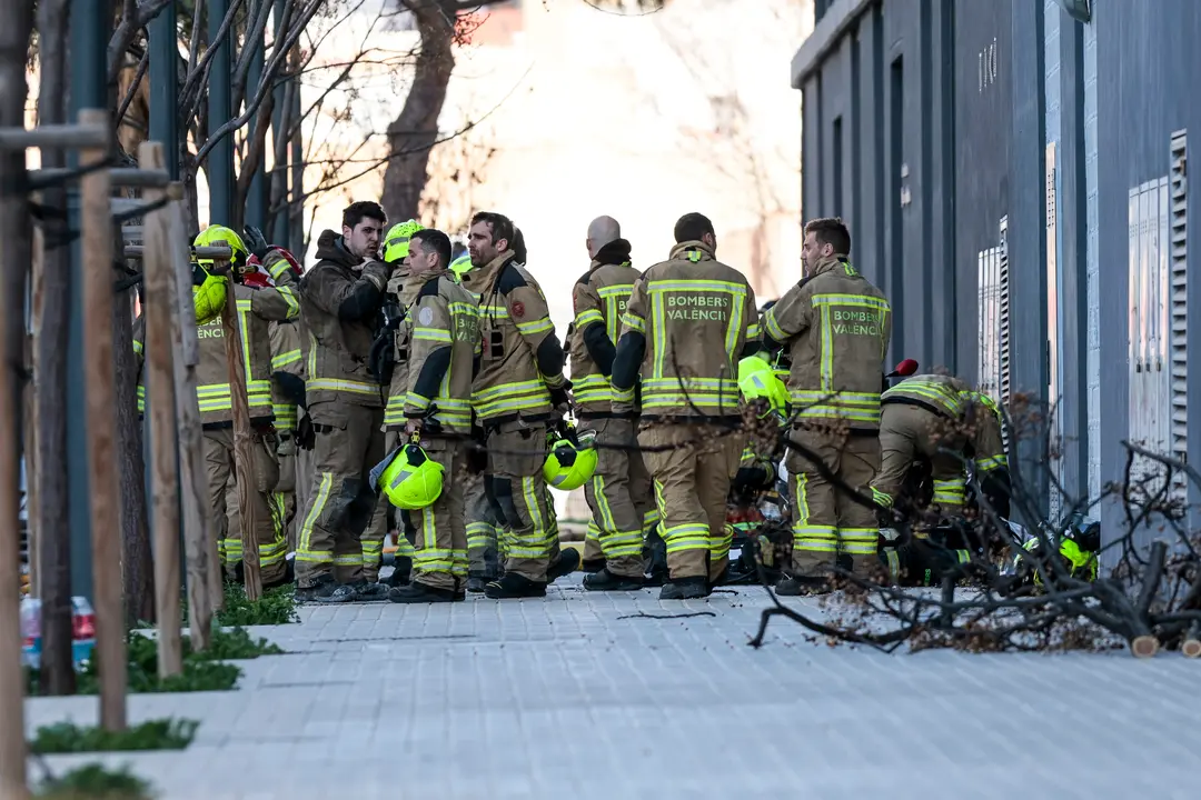 Los bomberos trabajaron hasta terminar con todas las llamas. / Biel Ali&ntilde;o