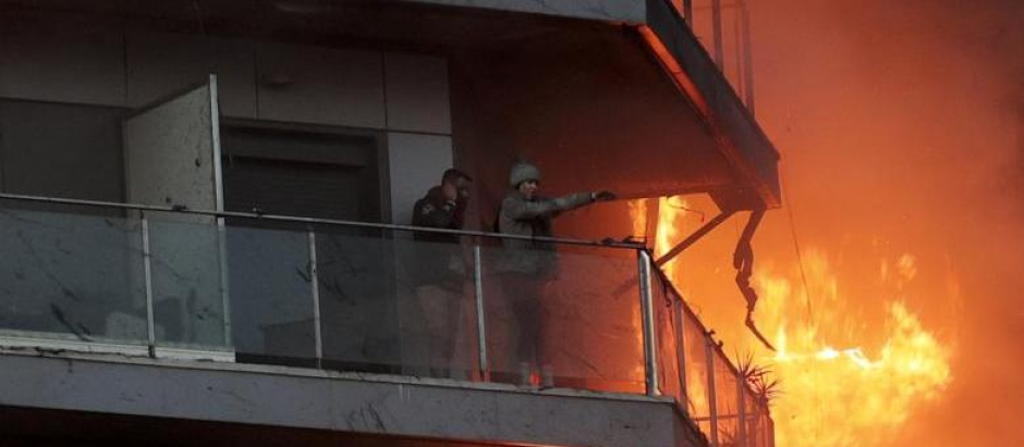 La pareja atrapada en el balc&oacute;n antes de ser rescatados. / AEF