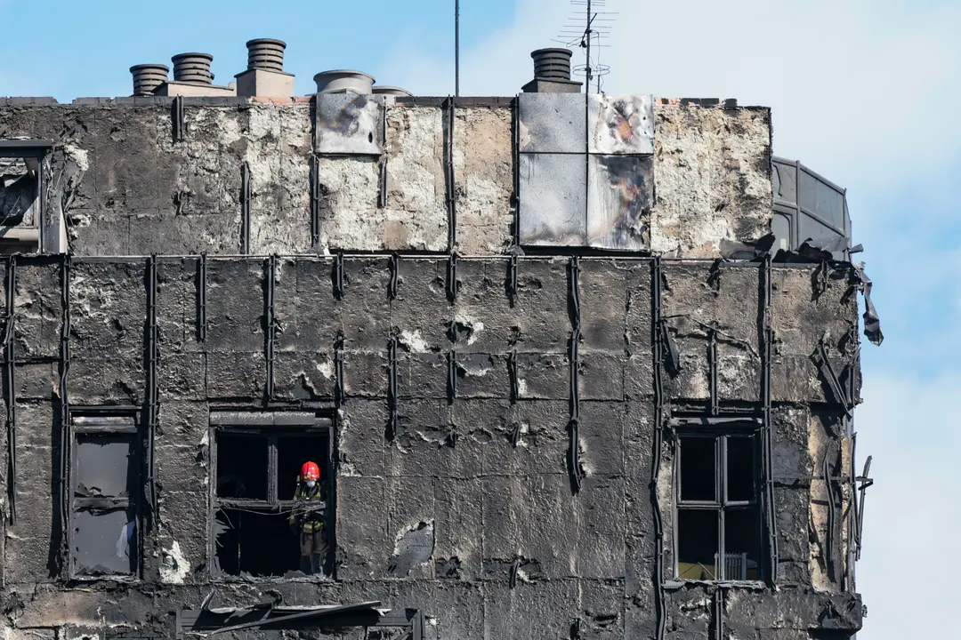 Los bomberos han accedido hasta los pisos superiores del edificio incendiado. / Biel Ali&ntilde;o