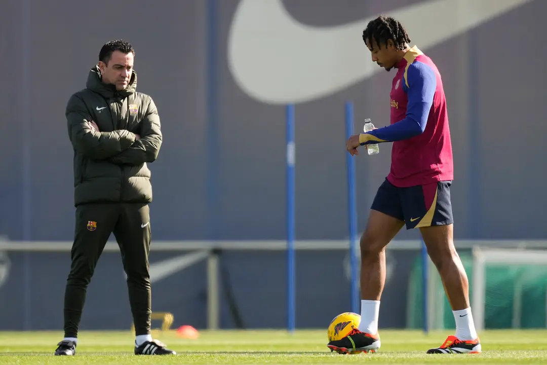 El entrenador del FC Barcelona, Xavi Hernandez, y el jugador Jules Kound&eacute; (d), durante el entrenamiento del equipo azulgrana. / Enric Fontcuberta.