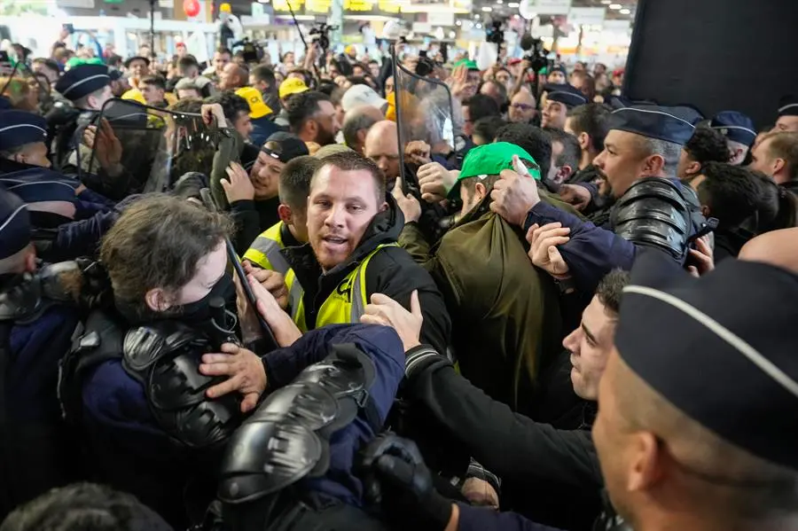 La polic&iacute;a francesa actu&oacute; ante un altercado. / LEWIS JOLY