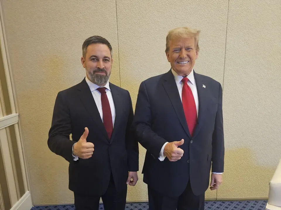 El l&iacute;der de Vox, Santiago Abascal, junto al expresidente de Estados Unidos. / EP