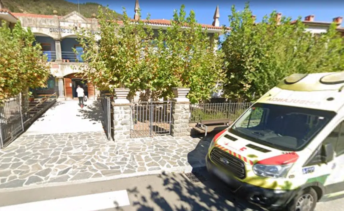 Una ambulancia se sit&uacute;a al lado del Centro de Salud de Potes, preparada para ofrecer asistencia inmediata, reflejando el compromiso continuo con la salud y el bienestar de la comunidad local.