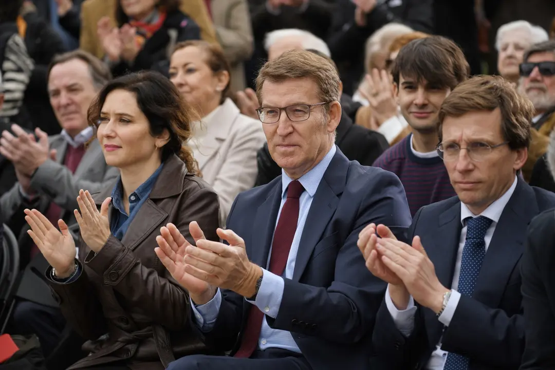 (I-D) La presidenta de la Comunidad de Madrid, Isabel D&iacute;az Ayuso; el presidente del Partido Popular, Alberto N&uacute;&ntilde;ez Feij&oacute;o, y el alcalde de Madrid, Jos&eacute; Luis Mart&iacute;nez-Almeida. EP / Fernando S&aacute;nchez