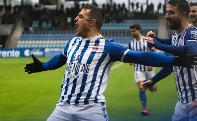 El delantero gimn&aacute;stico celebra su gol en el partido que da la victoria a la Gimn&aacute;stica. / Alerta