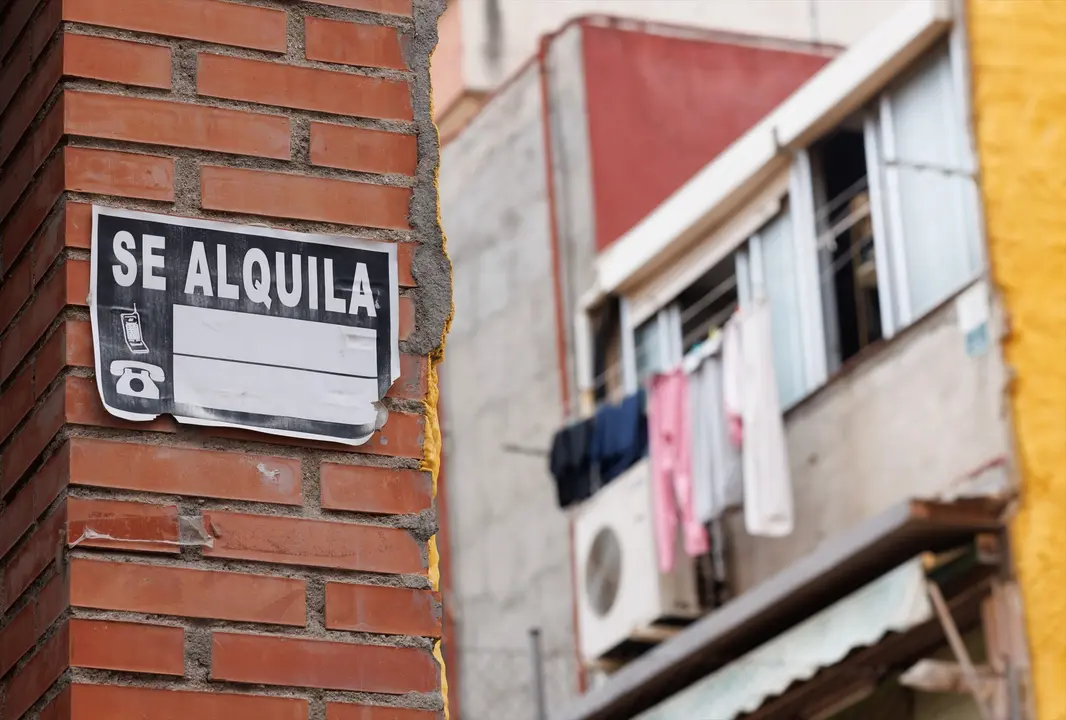 Un cartel de 'Se alquila' en una zona residencial. EP / Eduardo Parra