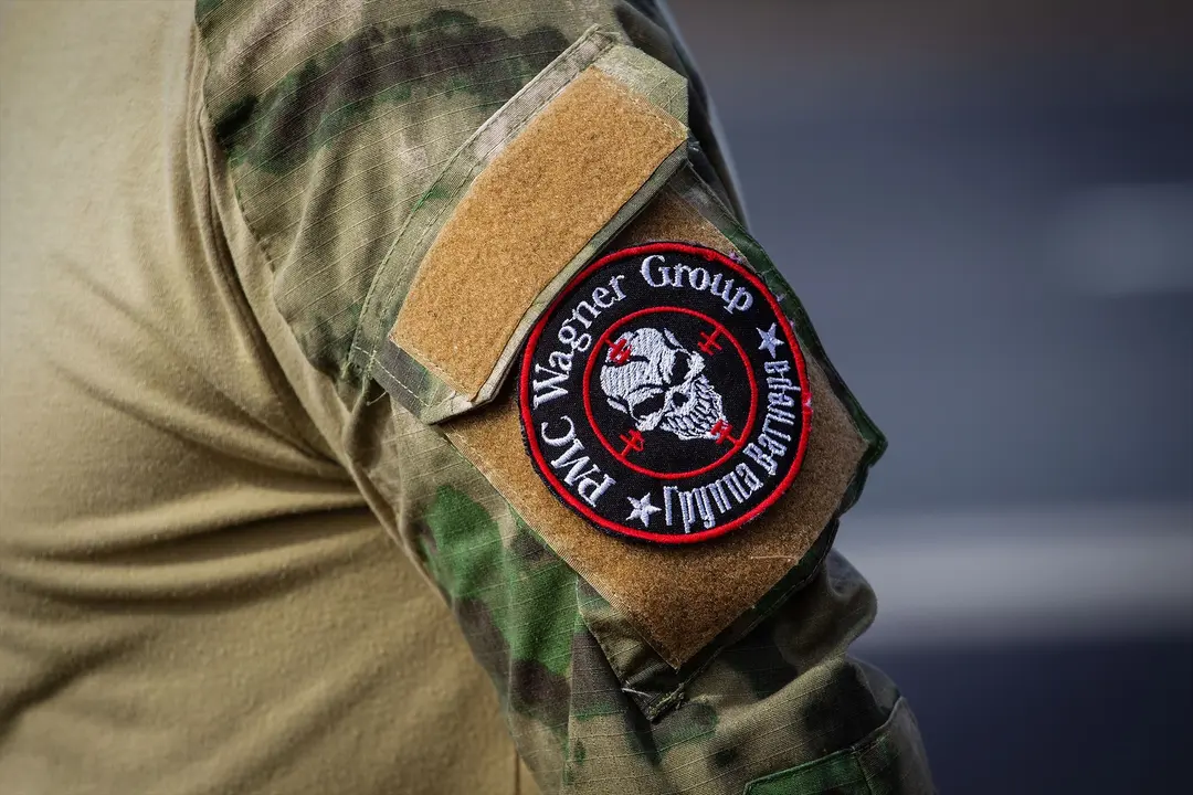 Un militante del Grupo Wagner con el emblema de la organizaci&oacute;n. EP