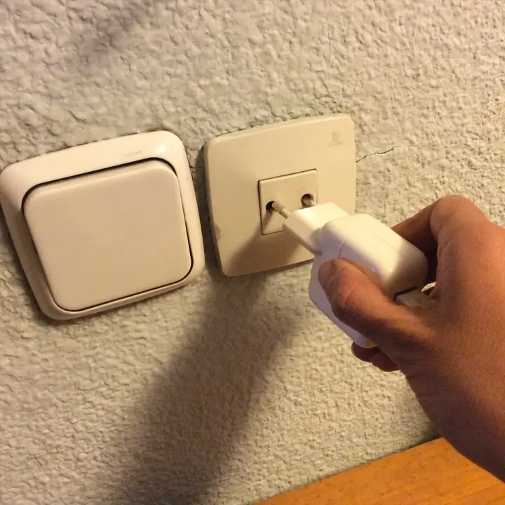 Una persona conectando un equipo electr&oacute;nico. EP
