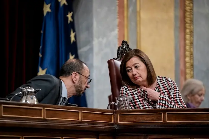 La presidenta del Congreso, Francina Armengol (d), durante una sesi&oacute;n plenaria, en el Congreso de los Diputados, a 27 de febrero de 2024, en Madrid (Espa&ntilde;a).El Pleno del Congreso debate y vota una proposici&oacute;n de ley de VOX para reformar el sistema de elecci&oacute;n del Consejo General del Poder Judicial (CGPJ) y que los 12 vocales del mundo judicial sean elegidos directamente por los jueces, todo ello en medio de las negociaciones entre el Gobierno de Pedro S&aacute;nchez y PP para proceder a la renovaci&oacute;n del &oacute;rgano, cuyo mandato lleva caducado cinco a&ntilde;os.
Fecha: 27/02/2024. leer menos

Firma: A. P&eacute;rez Meca / Europa Press