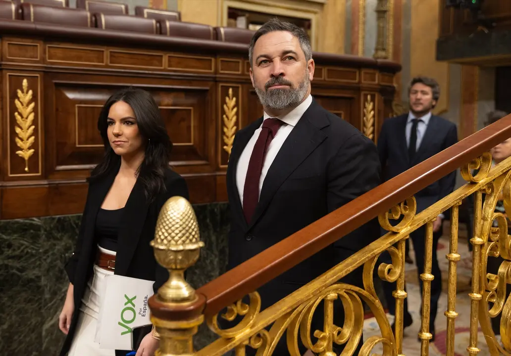 La diputada de VOX Pepa Mill&aacute;n y el l&iacute;der de VOX, Santiago Abascal, llega a una sesi&oacute;n de control al Gobierno. EP / Eduardo Parra