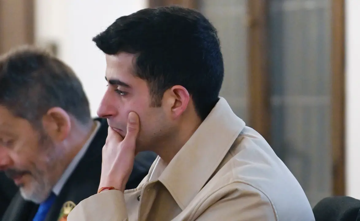 El joven estudiante de Derecho de la Universidad de Le&oacute;n (ULe) se enfrenta a 22 a&ntilde;os de c&aacute;rcel como acusado de la muerte violenta, en mayo de 2021, de otro alumno de esa instituci&oacute;n acad&eacute;mica, natural de Colindres (Cantabria), unos hechos que ser&aacute;n juzgados desde este lunes en la Audiencia de Le&oacute;n por el sistema del tribunal del jurado con la declaraci&oacute;n a lo largo de cinco jornadas de m&aacute;s de una treintena de testigos y cinco pruebas periciales. EFE/J.Casares