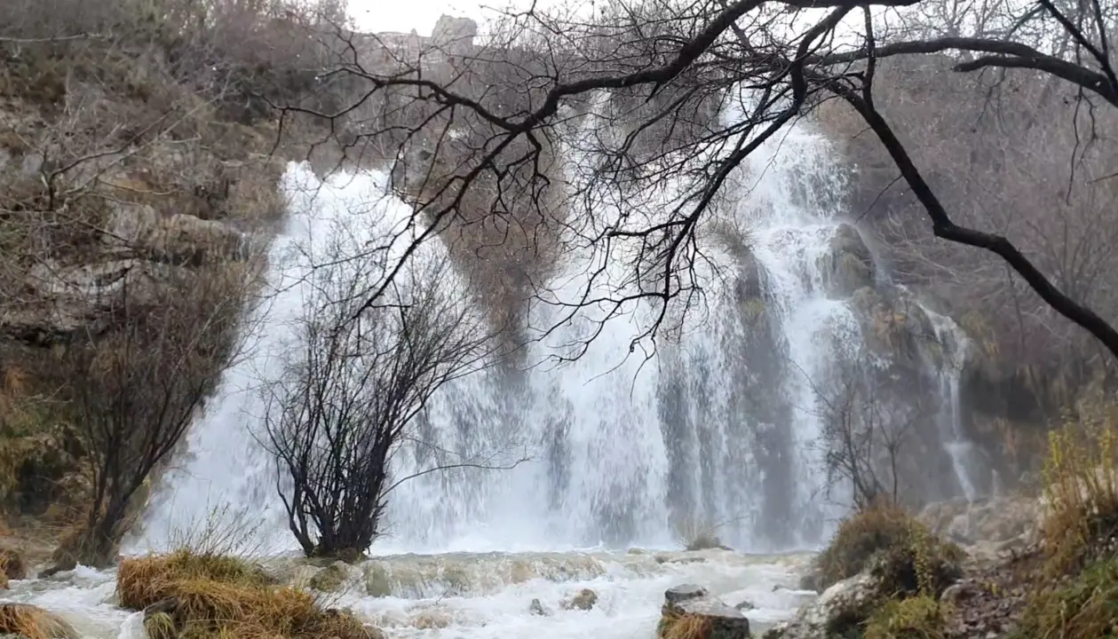 La cascada El Tobazo, en Cantabria, se revela en todo su esplendor tras las recientes nevadas, convirti&eacute;ndose en un majestuoso espect&aacute;culo natural de agua y hielo que cautiva a todos los espectadores con su fuerza y belleza sin igual.