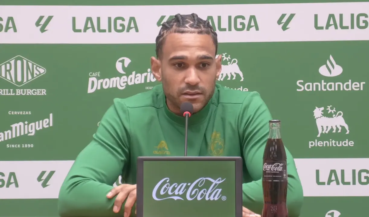 Jordi Mboula, el din&aacute;mico extremo verdiblanco, durante una rueda de prensa, reflejando su compromiso y pasi&oacute;n por el juego mientras comparte sus pensamientos y expectativas para la temporada.