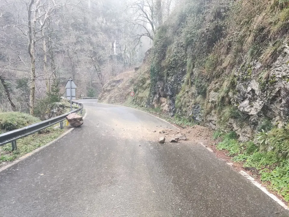 En la carretera CA-260, enormes rocas obstaculizan el paso tras recientes desprendimientos, evidenciando la fuerza de la naturaleza y los retos para la movilidad en la zona.