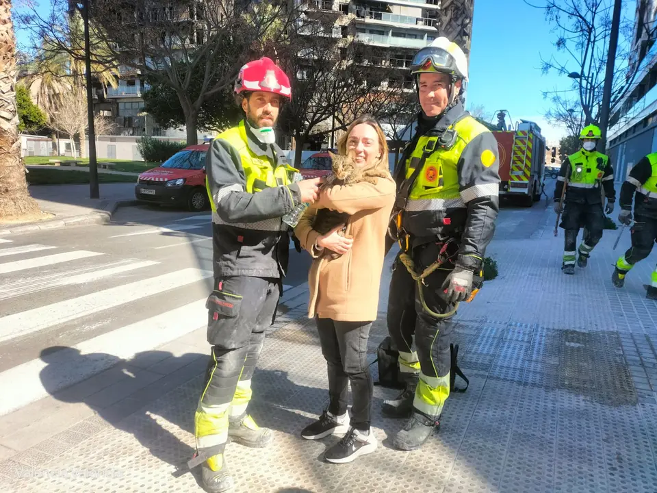Los bomberos junto a Coco y la due&ntilde;a tras el rescate. / BOMBEROS DE VALENCIA