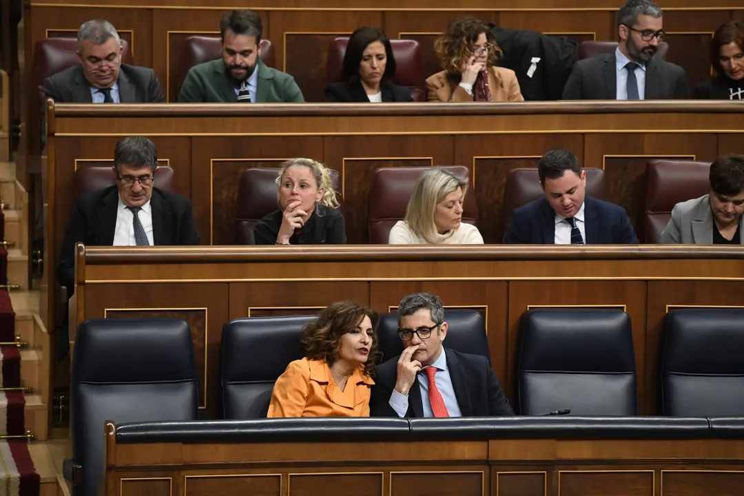 (Fila abajo) La vicepresidenta primera del Gobierno y ministra de Hacienda, Mar&iacute;a Jes&uacute;s Montero, y el ministro de la Presidencia, Justicia y Relaciones con las Cortes, F&eacute;lix Bola&ntilde;os, conversan durante una sesi&oacute;n plenaria, en el Congreso de los Diputados. EP / Fernando S&aacute;nchez
