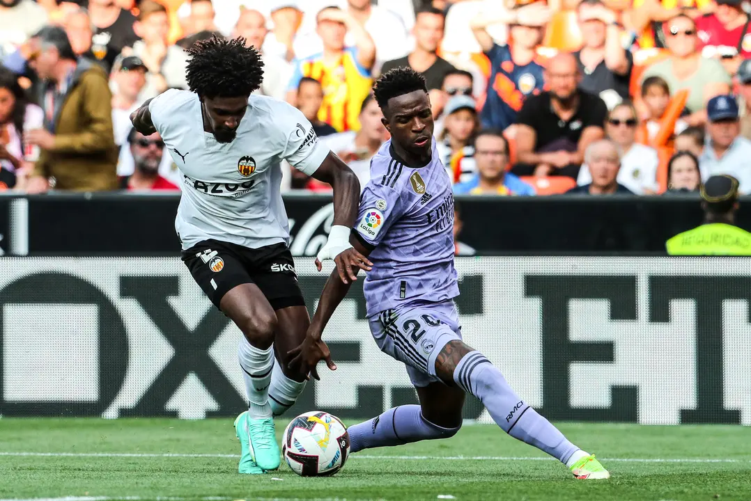 El jugador del Real Madrid Vin&iacute;cius J&uacute;nior, ante el lateral del Valencia Thierry Correia, en un partido de Liga en Mestalla./  Ivan Terron