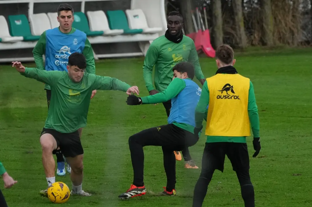 Aldasoro controla un bal&oacute;n en uno de los entrenamientos del equipo en las instalaciones Nando Yosu. / Alerta