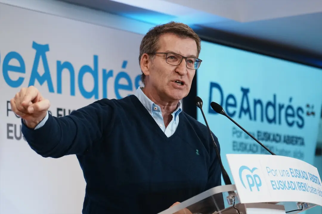 El presidente del PP, Alberto N&uacute;&ntilde;ez Feij&oacute;o, interviene durante la presentaci&oacute;n oficial de Javier de Andr&eacute;s como candidato a Lehendakari. EP / H. Bilbao