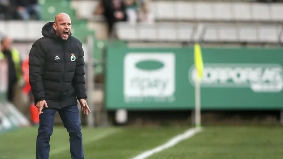 El entrenador del Racing, Jos&eacute; Alberto, durante el partido. / LIGA HYPERMOTION