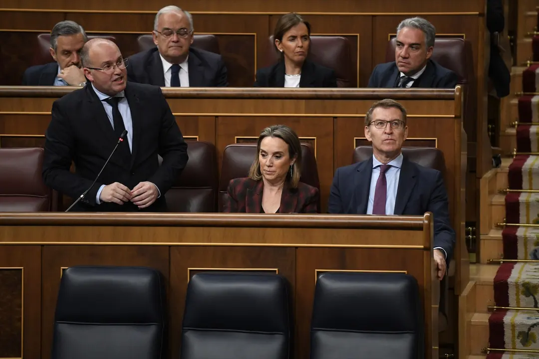 El portavoz del Grupo Parlamentario Popular en el Congreso, Miguel Tellado (1i), interviene durante una sesi&oacute;n plenaria, en el Congreso de los Diputados. EP / Fernando S&aacute;nchez