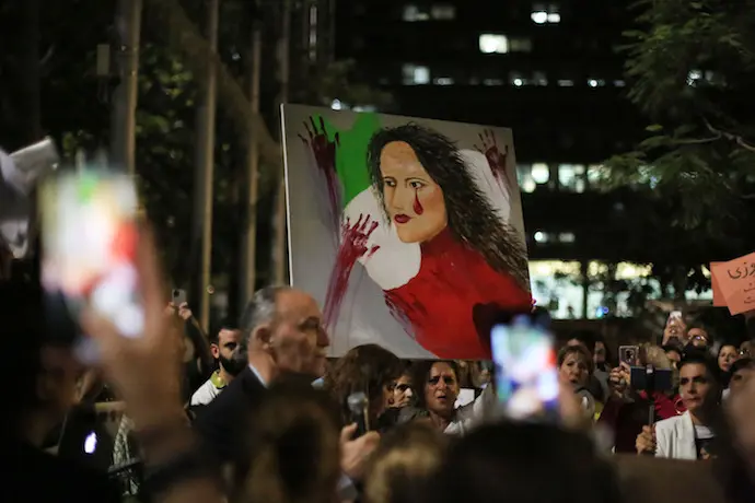 Manifestantes sostienen pancartas y banderas iran&iacute;es mientras protestan contra la muerte de Masha Amini y en solidaridad con los manifestantes iran&iacute;es. Foto: Saeed Qaq/APA Images v&iacute;a ZUMA Press Wire/dpa
Fecha: 29/10/2022.

Foto de ARCHIVO

Firma: Saeed Qaq / APA Images via ZUMA