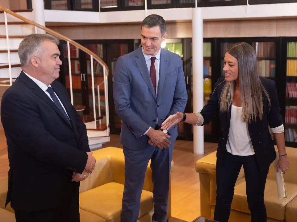 (I-D) El secretario de Organizaci&oacute;n del Partido Socialista, Santos Cerd&aacute;n y el presidente del Gobierno, Pedro S&aacute;nchez, y la diputada de Junts, Miriam Nogueras. EP / Eduardo Parra