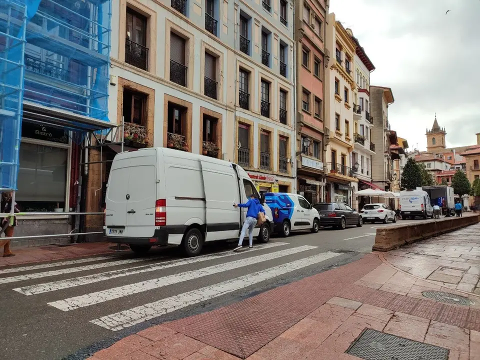Un joven repartiendo paquetes en un edificio. EP