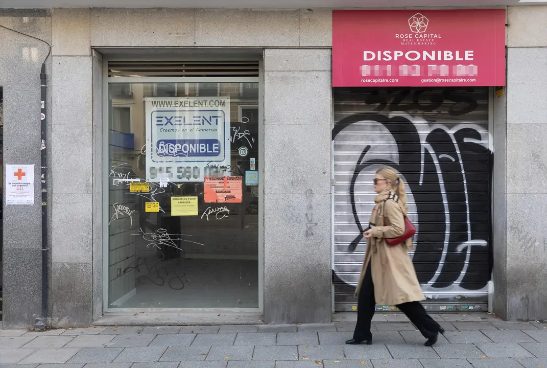 Una persona pasa por delante de un comercio cerrado. EP / Eduardo Parra