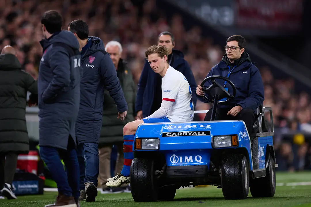 Frenkie de Jong se retira lesionado del partido de ayer frente al Athletic. / EP