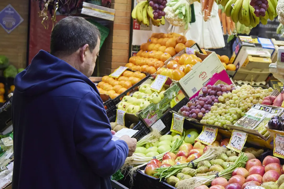 Un se&ntilde;or con un listado de productos en las compras en un Mercado de Abastos. EP / Joaqu&iacute;n Corchero