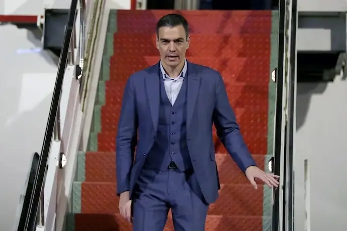 El presidente del Gobierno espa&ntilde;ol, Pedro S&aacute;nchez al descender del avi&oacute;n presidencial, a su llegada a Brasil e iniciar una visita oficial de tres d&iacute;as, en Brasilia (Brasil). EFE/Andr&eacute; Coelho